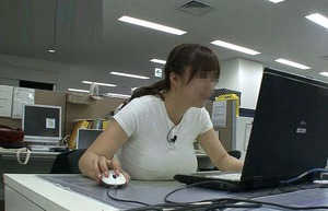 めっちゃ目の保養ですなぁｗｗｗデカパイちゃんが机や段差におっぱい乗せて一休み画像ｗｗｗ 13
