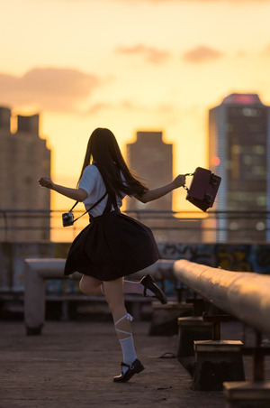 その佇まいと身にまとう雰囲気にグッときた制服の美少女画像！ 6