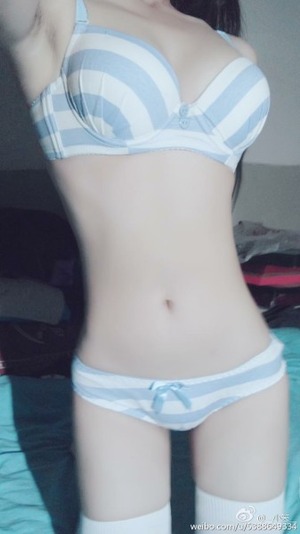 【清楚系ビッチ】縞パン履いてる女の子のグっときたエロ画像！ 15