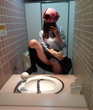 画像：鏡を使ってエロ自撮りする女はサービス精神旺盛だねwww 3枚