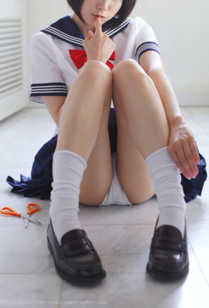 【清楚系ビッチ】パンツをズリ下げて中出し→そのままパンツをずりあげてザーメンたぷたぷマ○コにしたいJK画像！ 6