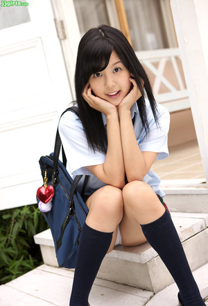  制服女子のお座りパンチラとたくし上げのエロス画像！ 14