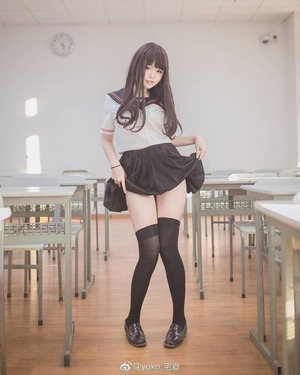 魅惑の誘い受けポーズｗｗｗスカートたくし上げ女子のエロス！ 5
