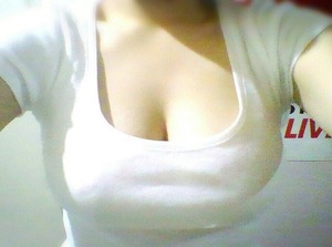 【爆乳ビッチ】エッロいホルスタイン乳を自撮りするおっぱい女子wさすが乳肉がすげぇことにwww 1