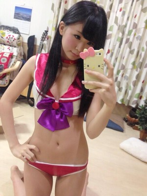 【人気記事】鏡を使ったエロ自撮りで若い体を晒す女の子画像www 16