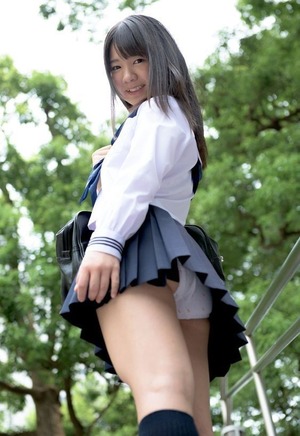 パンツだけ降ろして即ハメしたい！制服ＪＫの誘い受けお尻画像！ 13
