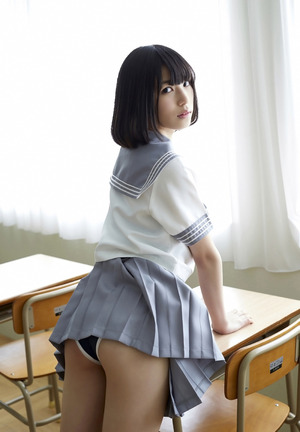魅惑のお尻w見返りJKのキュートなお尻とパンチラのエロス画像！