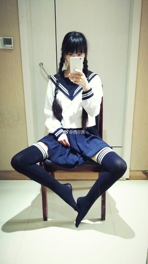  自撮りに縞パンに生足太ももに！グっときた制服女子のエロス画像！ 11