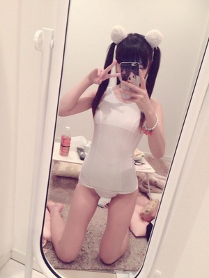 マイクロビキニにエロ下着！ほっそり素人娘のエロ自撮りw 18