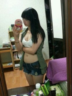 【人気記事】鏡を使ったエロ自撮りで若い体を晒す女の子画像www 13