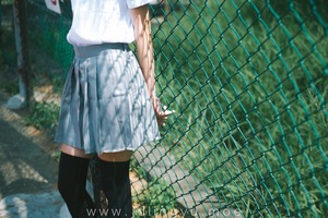 【清楚系】儚げオーラにグっとくるニーソな制服美少女画像！ 5