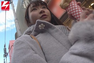 【清楚系ビッチ】犯されながらもおっさんの体を舐めまくるJDがメチャエロい！ 1