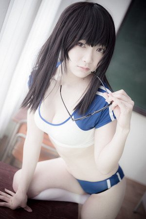 【清楚系ビッチ】ローライズブルマ女子が教室にいるとすげぇエロいな！めっちゃエロい尻してるしwww
