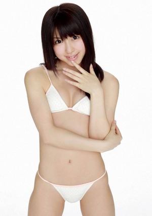 JK制服に清楚な白ビキニ！ぐうしこ美少女グラビア画像22枚 2