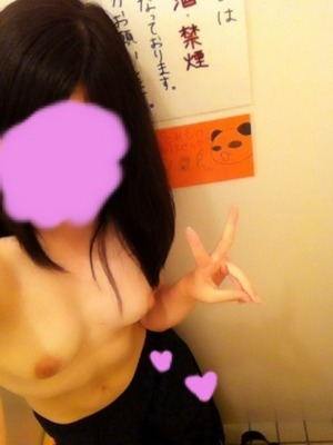 画像：【清楚系ビッチ】フォロワー受けを狙ってトイレで自撮りする黒髪女子画像！ 8枚