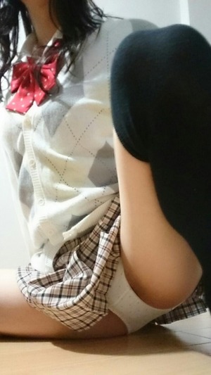 画像： こやつできるぞwwwJK制服に子供パンツでエロ自撮りする素人JDがイイ！ 5枚