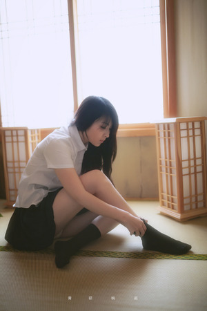  自撮りに縞パンに生足太ももに！グっときた制服女子のエロス画像！ 4