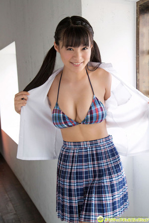 【清楚系ビッチ】黒髪清楚で制服が似合う巨乳娘ってセフレにしたいよねw