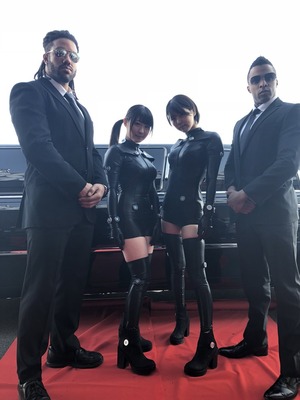 GANTZスーツでレッドカーペット･･･AV女優のパチンコ店営業が謎のクオリティｗｗｗ黒人ボディガードまでｗｗｗｗ