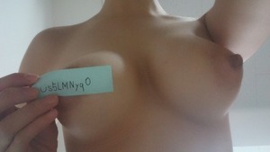 巨乳素人娘がノーブラセーター＆エロ乳首画像をUPwww 6