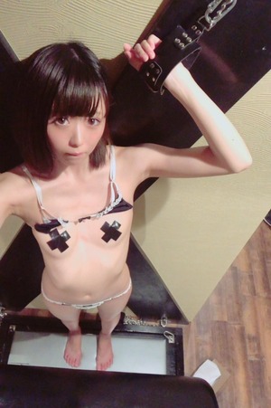 ちっぱい美少女ビッチさんの布地面積極小のエロスｗｗｗ 12