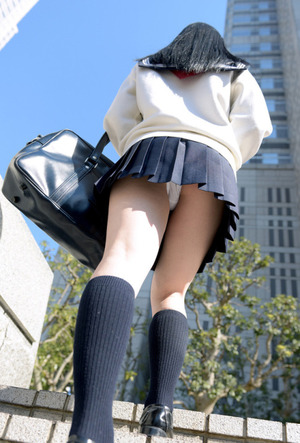 パンツだけ下ろして制服姿のまま犯したくなるJKエロス画像！ 2