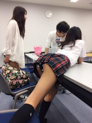 a74ec798 s - 綺麗すぎて汚したくなるJKたちのふとももwww【画像15枚】