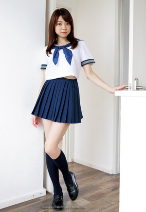 この肉付きとスベスベ感www制服女子の生足とパンツのエロス画像！ 3