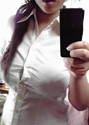 【爆乳ビッチ】爆乳女子にとってブラウスは難敵だとよくわかる着衣爆乳画像www 3