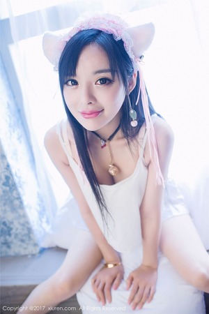 【清楚系ビッチ】肩幅の狭い少女ボディにイチゴパンツで開脚ポーズがエロい！