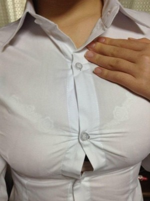 【爆乳ビッチ】爆乳女子にとってブラウスは難敵だとよくわかる着衣爆乳画像www 27