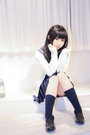  制服女子のお座りパンチラとたくし上げのエロス画像！ 9