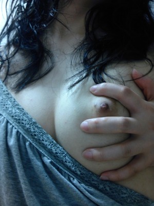 画像：【素人ビッチ】顔さえ隠せばOKな自撮りで乳首を見せちゃってる素人画像！ 13枚