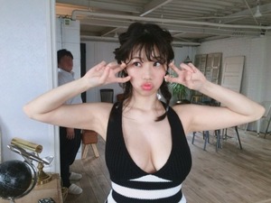極上くびれ巨乳ボディにフェラの上手そうなクチビル！ 鈴木ふみ奈画像 10
