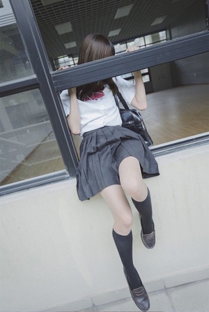 ただそこにいるだけで絵になる制服の美少女。 5