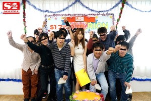 爆乳RIONが演技抜きの笑顔でファン１０人とラブラブ密着パイズリセクロス！