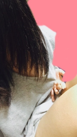 【人気記事】顔隠してても美少女とわかる黒髪ロング素人のエロ自撮り最高www