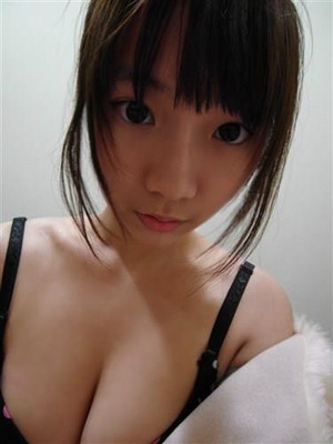 【清楚系ビッチ】ロリ顔で巨乳な美少女がおっぱいアピール自撮りｗｗｗ 11