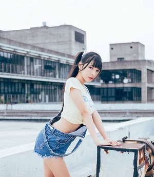 ビッチ感↑↑なデニムホットパンツ女子のエロい下半身画像！ 18