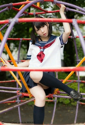 この肉付きとスベスベ感www制服女子の生足とパンツのエロス画像！ 13
