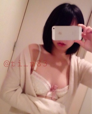 【清楚系ビッチ】ちょうど良いサイズの美乳を晒すセミロングな素人女子画像！ 7