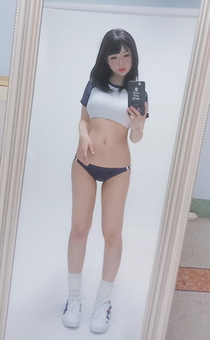 鏡を使ってエロ自撮り！ぐうしこボディをSNSにUPしちゃうキレイめ女子画像！ 6