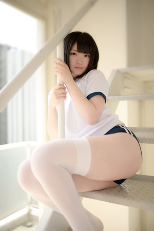 画像：ブルマが似合う絶妙な下半身の肉付きコスプレイヤーwww 5枚