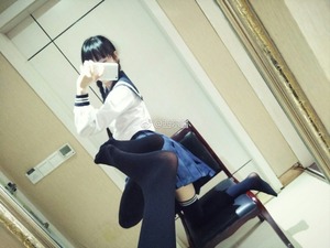  自撮りに縞パンに生足太ももに！グっときた制服女子のエロス画像！ 9