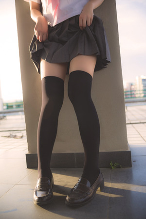 たくしあげポーズにお尻！誘い受けJKのぐうしこエロス！ 8