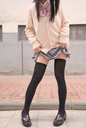 たくしあげポーズにお尻！誘い受けJKのぐうしこエロス！ 9