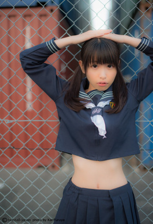 【清楚系ビッチ】お尻に太腿、おへそ。制服が似合う美少女JKのフェチ度↑↑エロスwww 15