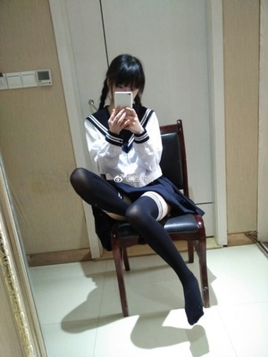  自撮りに縞パンに生足太ももに！グっときた制服女子のエロス画像！ 10