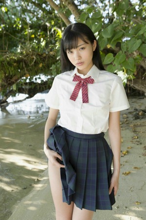 【清楚系ビッチ】清潔感とエロスが同居した制服JKのグっとくる画像！ 12