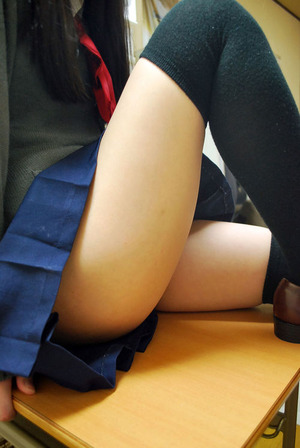 【清楚系】シコリティ↑↑なJKのパンチラ＆生足ふとももエロス画像w【２８枚】 26